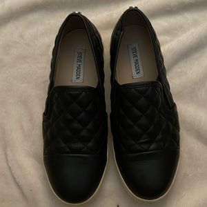Womens Steve Madden slip on black quilted leather sneakers size 8